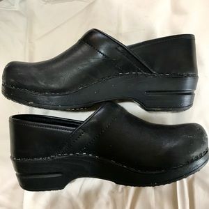 Black Sanita “Kirstin” Slip-resistant clogs